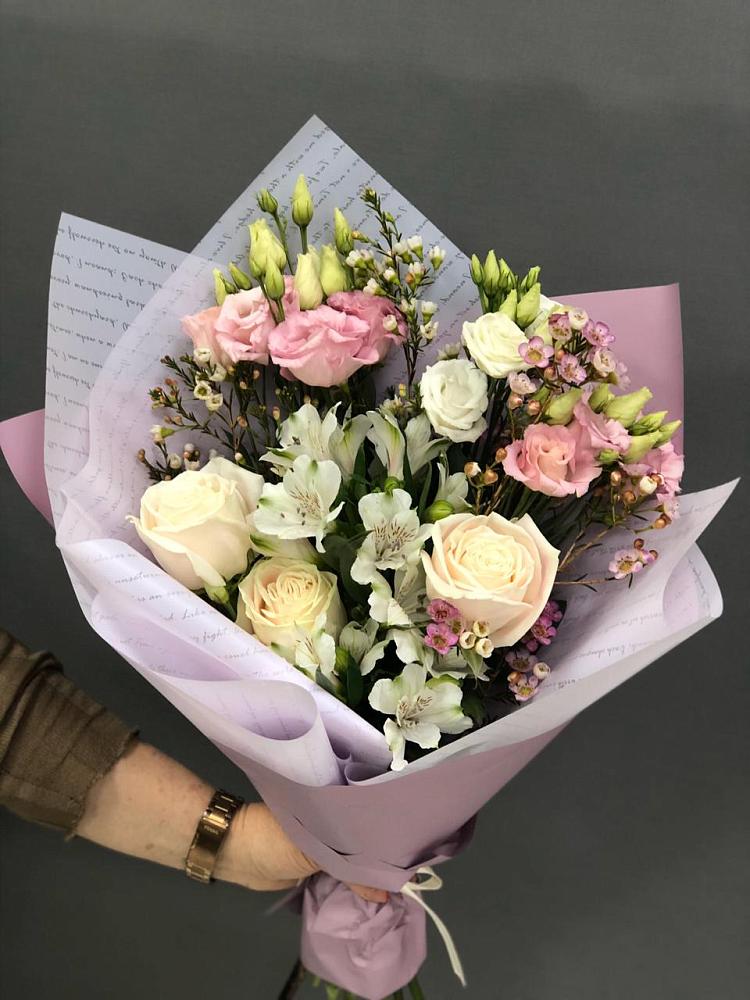 Букет цветов из: Альстромерии, Розы и Лизиантусы в Новое