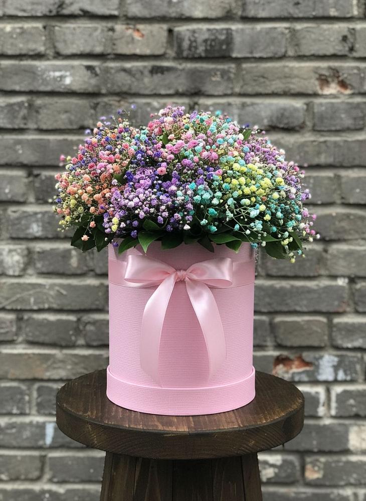 Цветочная композиция из Гипсофила и Розы в шляпной коробке в Новое