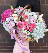 Композиция солнечный день в Новое Цветочная композиция из Розы, Хризантемы, Пионы и Лизиантусы в корзине в Новое