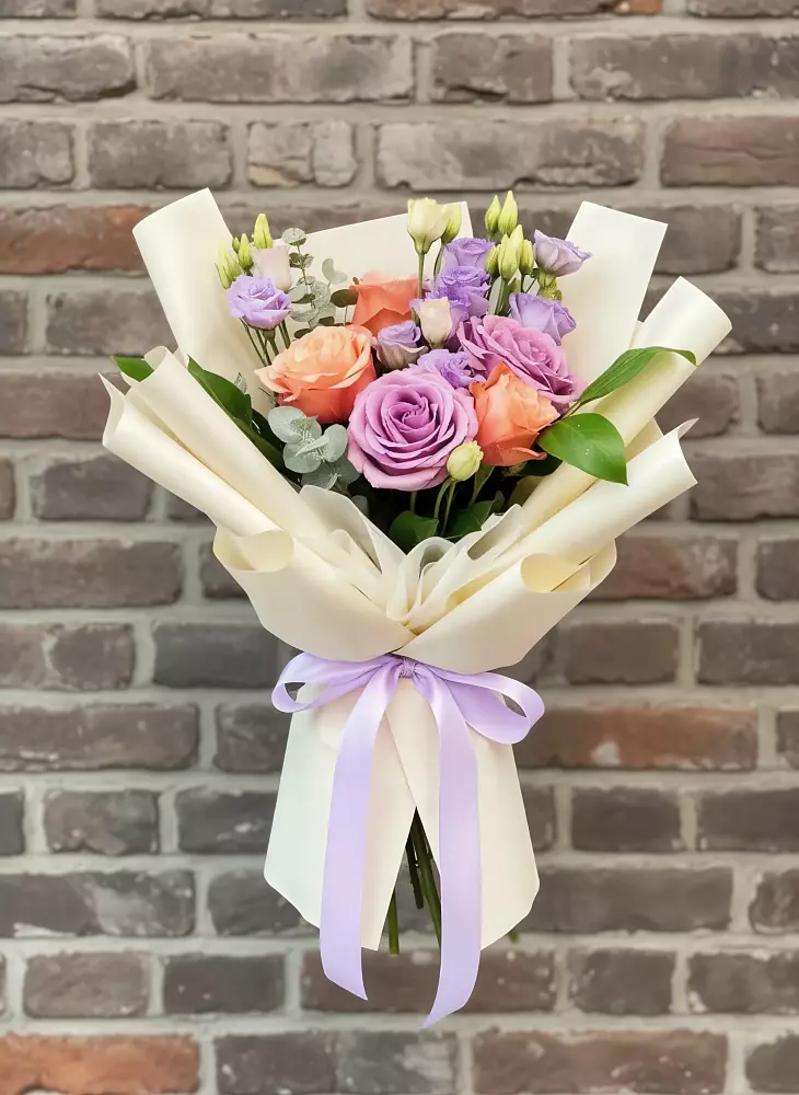 Букет цветов из: Лизиантусы и Розы в Новое