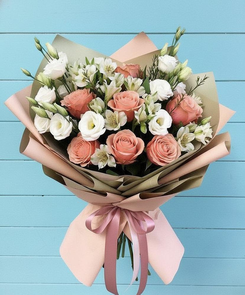 Букет цветов из: Розы, Альстромерии и Лизиантусы в Новое