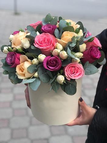 Цветочная композиция из Розы в шляпной коробке в Новое