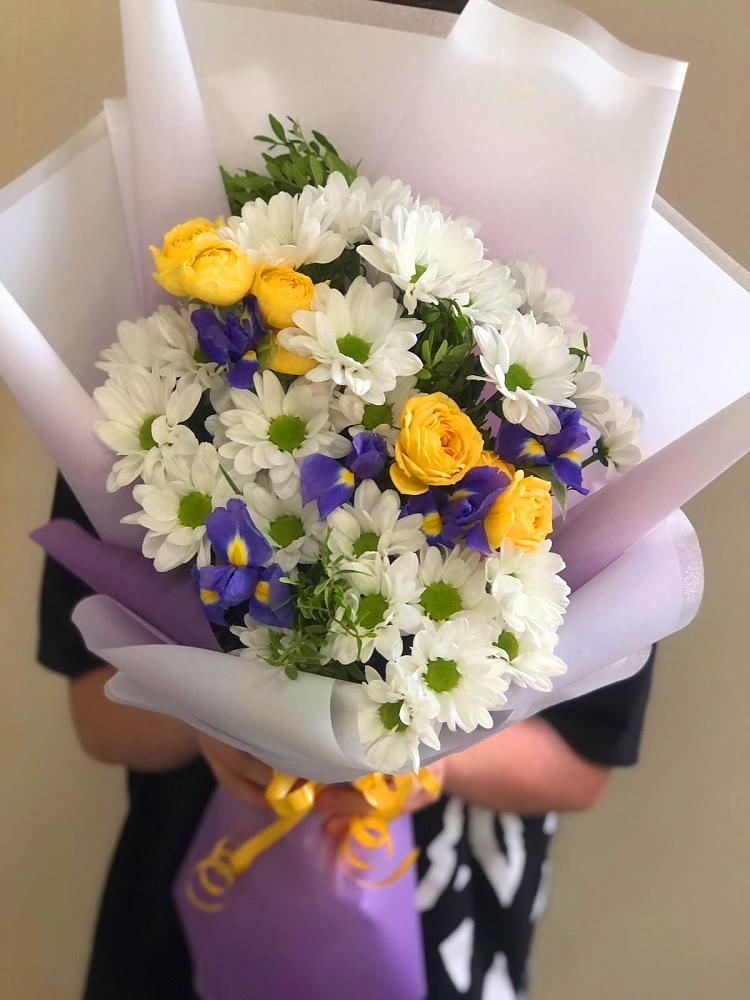 Букет цветов из: Ирисы, Хризантемы и Розы в Новое