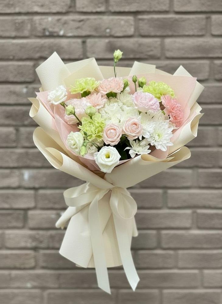 Букет цветов из: Гвоздики, Розы, Лизиантусы и Хризантемы в Новое