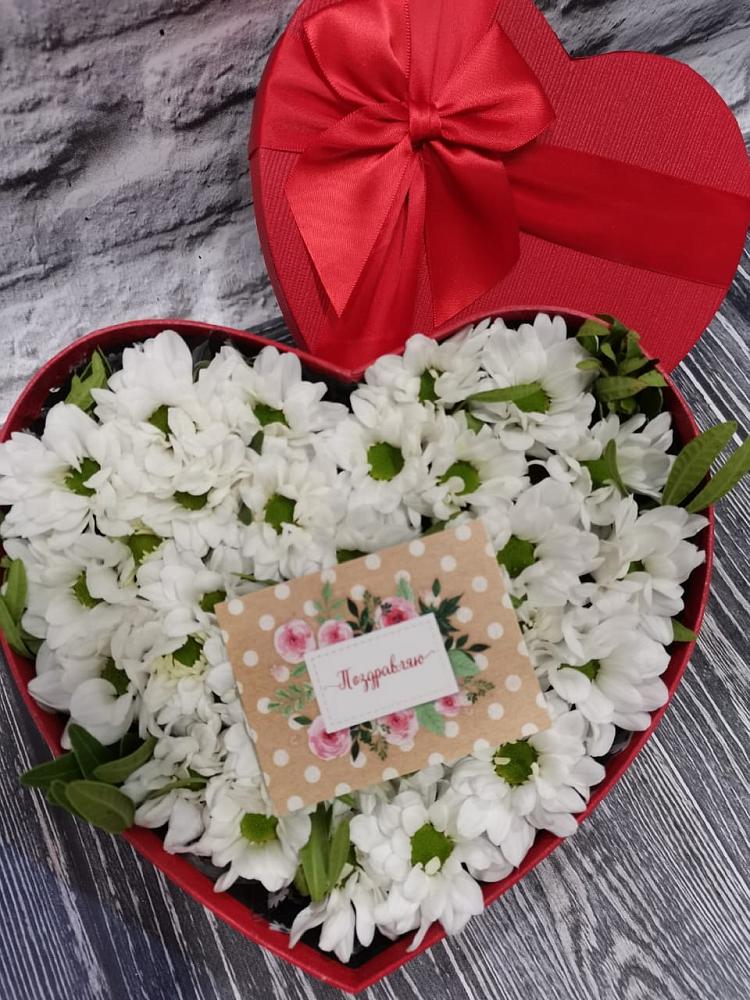 Цветочная композиция из Хризантемы в виде сердца в Новое