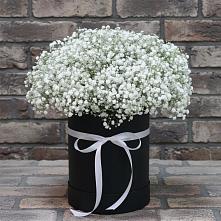 Цветочная композиция из Гипсофила в шляпной коробке в Новое