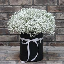 Цветочная композиция из Гипсофила в шляпной коробке в Новое