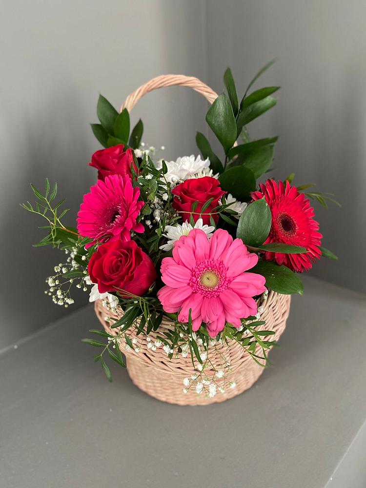 Цветочная композиция из Розы, Хризантемы и Герберы в корзине в Новое
