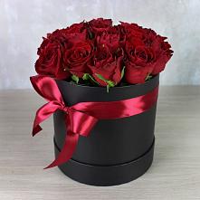 Цветочная композиция из Розы в шляпной коробке в Новое