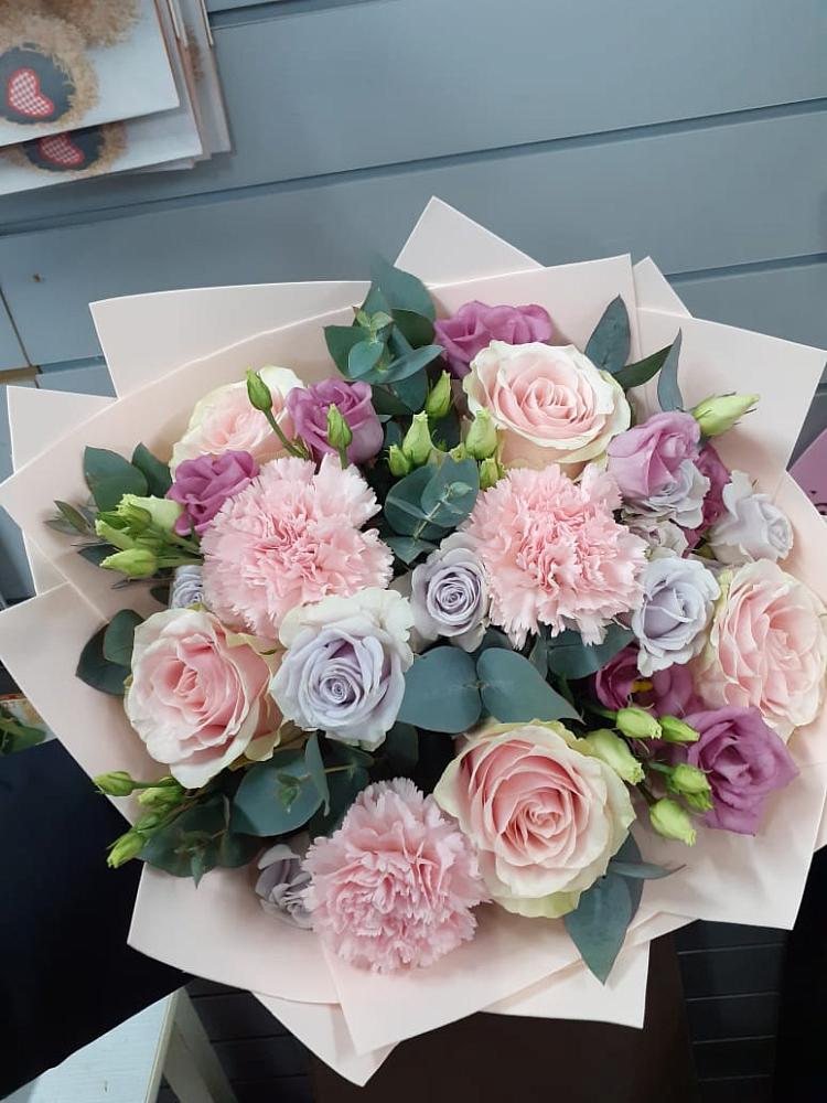 Букет цветов из: Розы, Гвоздики и Лизиантусы в Новое