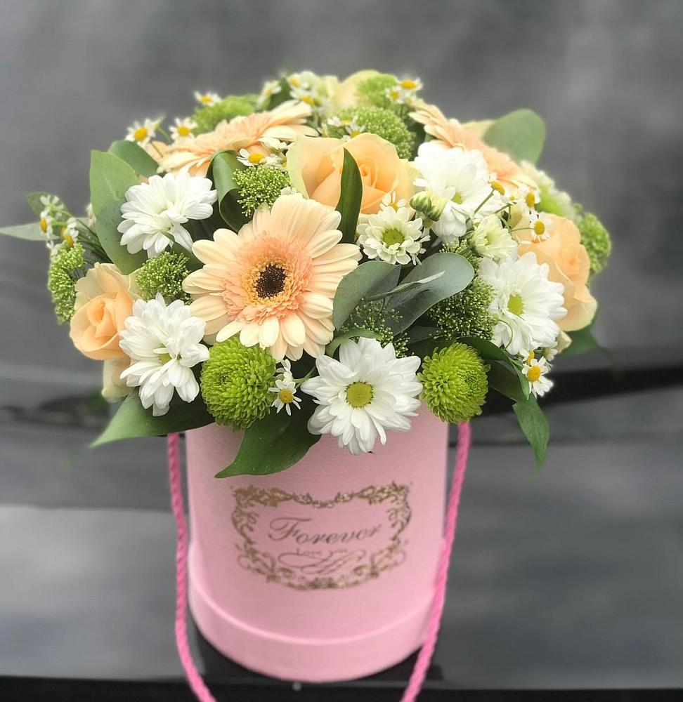 Цветочная композиция из Розы, Герберы и Хризантемы в шляпной коробке в Новое