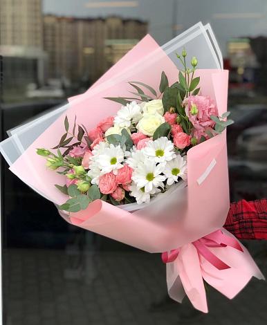 Букет цветов из: Розы, Лизиантусы и Хризантемы в Новое