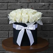 Цветочная композиция из Розы в шляпной коробке в Новое